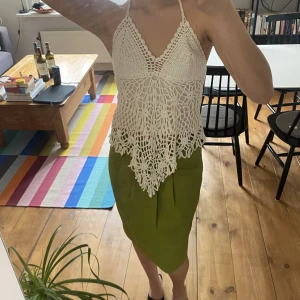 Vit stickad top  - Vit stickar topp. Använt en gång så den är i super skick. 