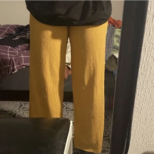 Gula byxor  - Säljer dessa byxor då de ej kommit till mycket användning, i princip oanvänt skick. Jag är 173 cm