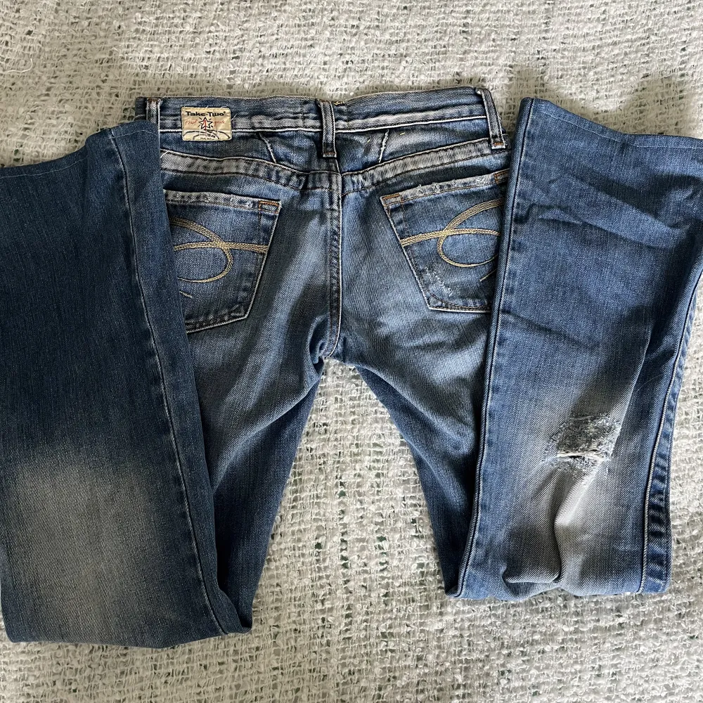 Lågmidjade jeans från märket take-two. Det står ingen storlek på dom men dom sitter lite för tight på mig som brukar ha XS i jeans så skulle säga storlek XXS. Jag har sytt upp dom så dom passar mig som är ungefär 162 perfekt i längden!. Jeans & Byxor.
