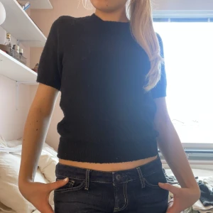 Svart stickad T-shirt  - Svart stickad t-shirt från hm 