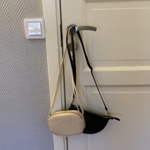 Väskor - 2 väskor som är i bra skick hoppas nån vill köpa💕75 kr styck 