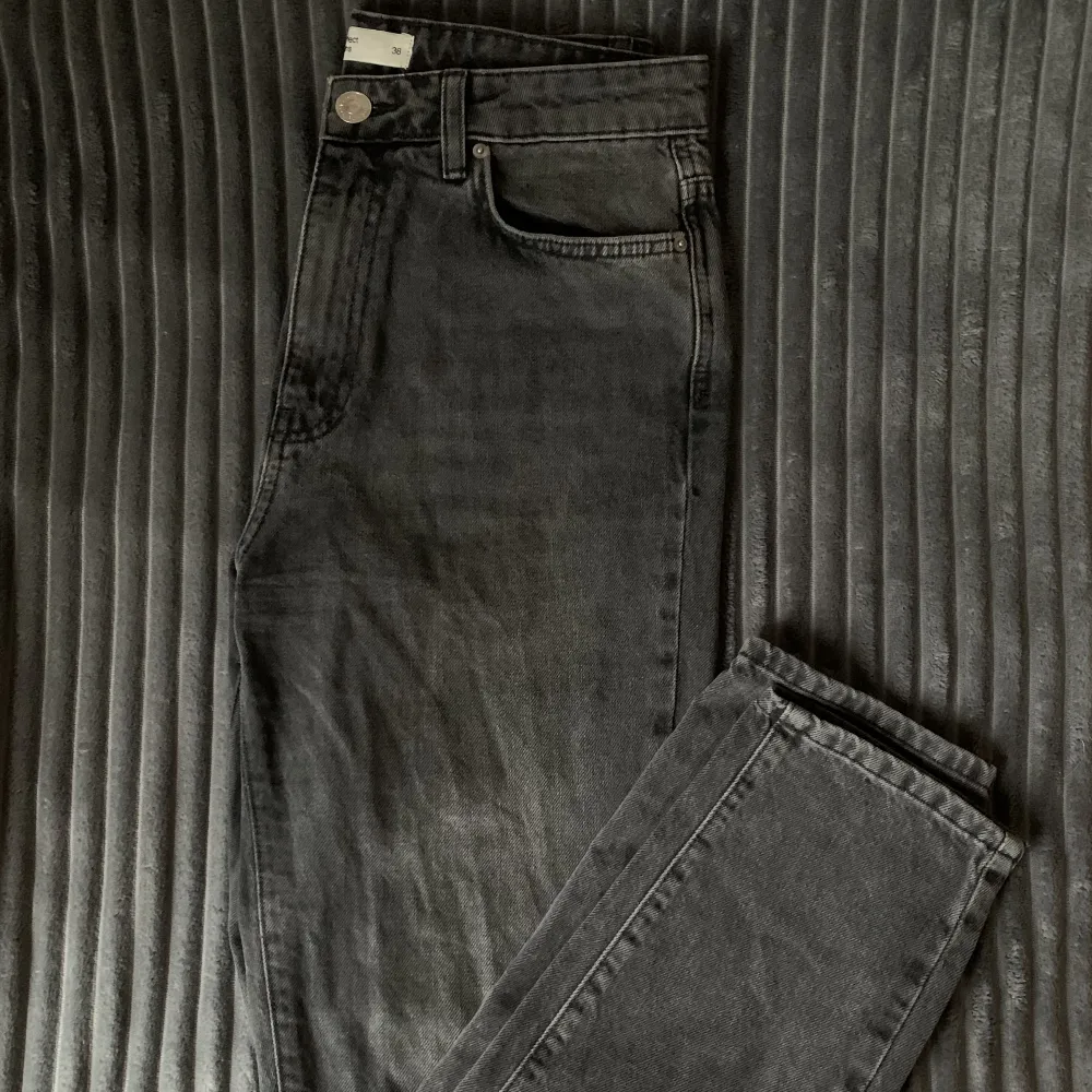 Snygga jeans i svart tvätt från Gina🖤Använda fåtal gånger Storlek 38 men mer som 36. Jeans & Byxor.