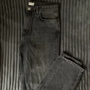 Snygga jeans i svart tvätt från Gina🖤Använda fåtal gånger Storlek 38 men mer som 36