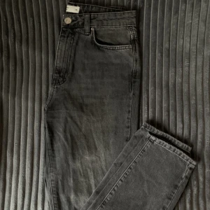 Svarta jeans  - Snygga jeans i svart tvätt från Gina🖤Använda fåtal gånger Storlek 38 men mer som 36
