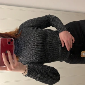 Topp - Fin glittrig topp som är lite öppen i ryggen!  Storlek S, från Gina tricot. Aldrig använd!  Kan skickas men köparen står för frakten 🥰