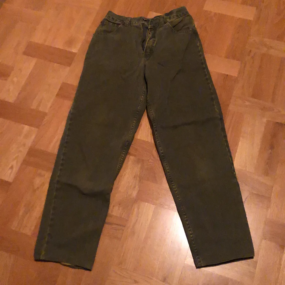 Storlek: 36 Sick: Bra Färg: Brun/gröna. Jeans & Byxor.