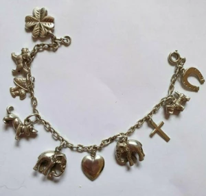 Äkta 925 silverarmband - Vackert äkta silver armband fullt med berocker.bls elefanter som sägs stå för lycka. längd 18 cm