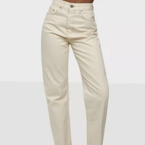 Nelly jeans - Beiga baggie jeans från Nelly, storlek 36. Knappt använda och sitter oversize på mig så blir lite lowwaist. (Skriv för fler bilder)