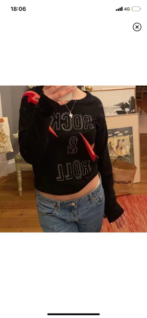 Zadig & Voltaire tröja - Supersnygg och skön zadigtröja. Har haft ett minihål ner vid magen, men är igensytt och det syns verkligen inte ett spår av det längre. I övrigt jättefint skick.💗💗