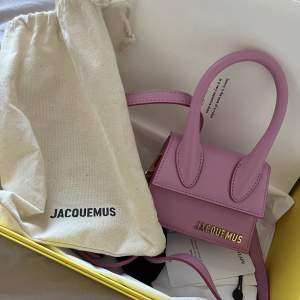 Säljer min Jacquemus väska i rosa färg. Den är givitvis äkta och har kvitto. 