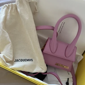Jacquemus väska - Säljer min Jacquemus väska i rosa färg. Den är givitvis äkta och har kvitto. 