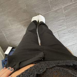 Kostymbyxor midrise från Vero Moda. Raka ben med lite bootcut😊