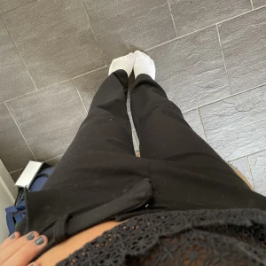 Kostymbyxor  - Kostymbyxor midrise från Vero Moda. Raka ben med lite bootcut😊