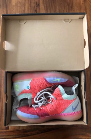 Basketskor - Säljer mina välanvända KD 11 ”Peach jam” i storlek 45 i orginalboxen. Köpta på Nike sneakerapp. Hyfsat sällsynta då skorna är en EYBL kollektion. Säljer för 600.