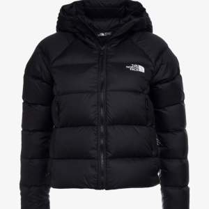 The North Face jacka som jag köpte för ett år sedan och endast använde 4 gånger pga. Fel storlek. Modellen är lite kortare och ”puffig”.  