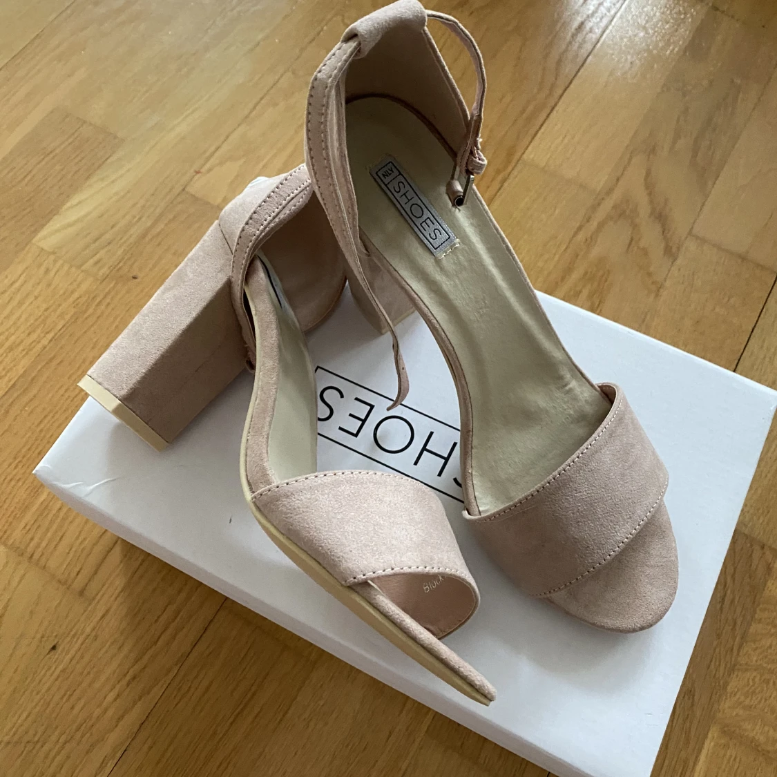 Oanvända klackar från Nelly - 90