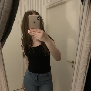 Svart linne  - Basic svart linne som är perfekt som basplagg, linnet är i storlek 146/152 men passar perfekt på mig som vanligtvis har xs/s