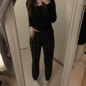 Pyjamasbyxor  - Svarta flisebyxor i storlek s, använda men ingen skada skedd 
