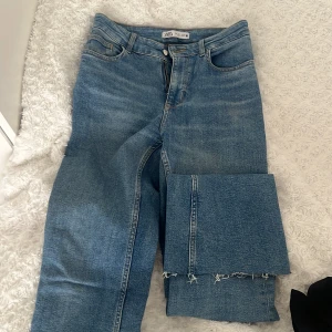 zara bootcut - Zara bootcut jeans,   Klippta då det var väldigt långa för mig, men perfekt längd  Jag är 171cm 