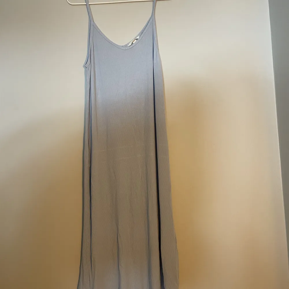 Ljusblå ribbad klänning från H&M. Svalt och mjukt material.🤌 Använt ett fåtal gånger.💖💕. Klänningar.