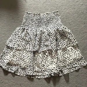 Chelsea kjol  - En jätte fin kjol från Chelsea som är i fint skick. Kjolen är väldigt stretchig så den passar Xs-S. Nypris 450kr Mitt pris 140kr  Kom med pris förslag!  Ifall du skulle vilja ha fler bilder eller vill veta något annat  så är de bara att skriva. 