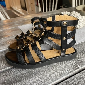 din sko sandaler  - begagnade svarta sandaler din sko 