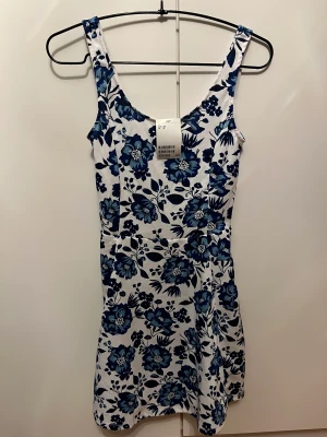 Nu blåvit blommig sommarklänning! - Fin ny blåvit blommig sommarklänning! Prislappen kvar!