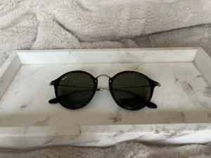 Solglasögon  - Säker dessa fina solglasögon från Ray band. Fin klassisk modell som knappt är använd men har några solkräms fläckar som går att tvätta bort (gör detta för köparen). Extra skydd mot solen i denna modell! Nypris 1200kr