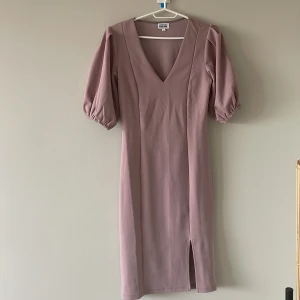 Alexandra Nilsson x Bubbleroom klänning - Jätte fin bodycon och tight klänning med slits i färgen mauve. Passar både till vardag samt till fest. Använt den endast en gång så den är i mycket bra skick. Passar en XS/S