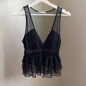 Zara topp  - Supersnygg spelstopp får zara, passar perfekt till utgång! Säljs då den aldrig kommer till användning! Frågor? Bara att skriva!💘