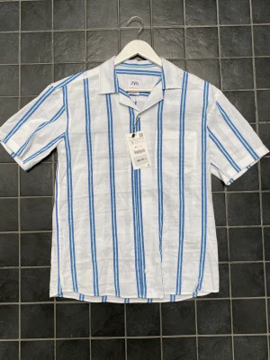 Zara skjorta  - Zara skjorta till sommaren! Helt ny med prislapp, skick 10/10. Köp direkt för 250kr + frakt eller buda. Nypris 399.