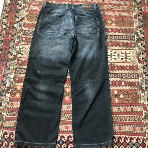 Baggy jeans - längd: 99cm Midja: 43cm ben öppning: 24cm
