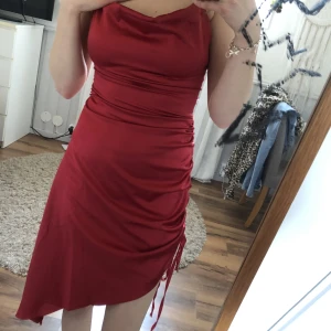 Röd satinklänning  - Använd 1 gång, jätte skön i tyget.