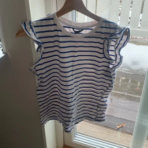 Randig volang  - Säljer min fina randiga volang tröja från shein då den ej kommer till användning 💕