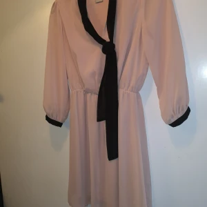 Klänning asos stl 36 - En jättefin klänning från Asos i stl S (36) i välbevarat skick med transparenta armar