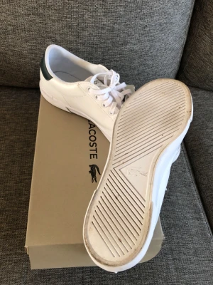Lacoste skor - Jag säljer ett par Lacoste skor som bara är använda en gång för 300 kr plus frakt