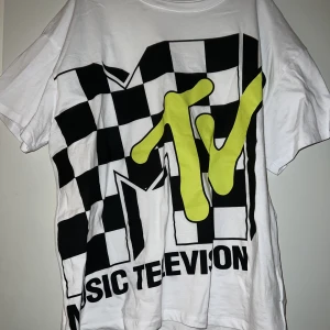 T-shirt - T-shirt med trycket ”MTV music television”. Oversized stl L. 20kr + frakt.