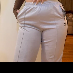 Adidasbyxor - Gråa raka adidas mjukisar. Perfekt längd för sig som är 1,65-17,1 m långa. De är bra skick och köpte på Zalando.