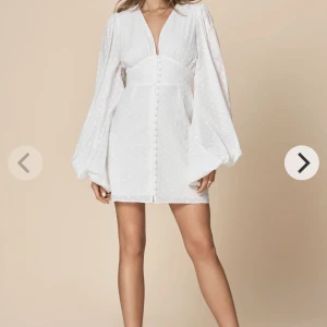 Adoore kläning - Säljer min helt nya adoore kläning som jag hade tänkt ha till studenten, tyvärr var den för stor på mig och jag missade dagen då den skulle lämnas tillbaka. Klänningen är helt slutsåld i stl 36. Den är endast testad och alla lappar är kvar💗💗