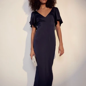 Balklänning - Säljer denna jättefina balklänning i marinblå satin. Köpt på boohoo och är helt ny med lappar kvar. Storlek 38 i modellen tall så passar även de som är lite längre, skulle dock säga att den är mindre i storlek. Hör av dig vid intresse! 