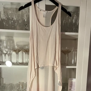 Topp - Mesh topp långt fall, från Fashion against aids kollektionen av H&M. Strl 40, väl använd.