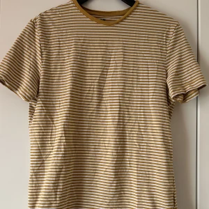Randig t-shirt - Randig t-shirt från h&m. Strl. L 💛