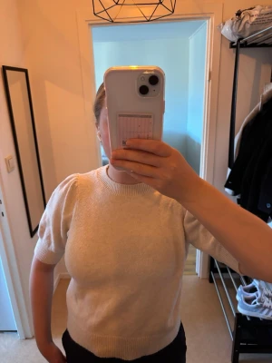Cremevit topp - Vit/beige topp med trekvartsärm ifrån Vero Moda. Använd rätt mycket men ändå bra skick. Köpt på Vinted för 100kr.