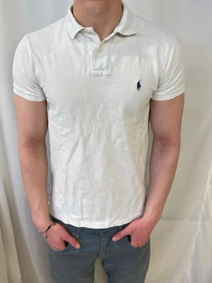  Ralph Lauren piké  - Säljer en as fet Ralph lauren pike i passform slim Fit , den har 2 små fläckar men dom är svåra att se om man inte kollar noga , skriv för frågor eller liknade 🤗