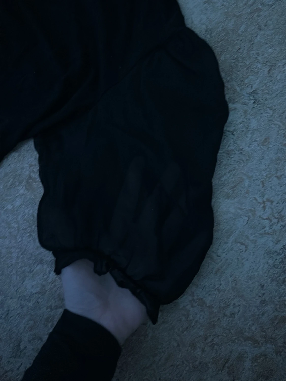 Svart topp med puffärmar - 1