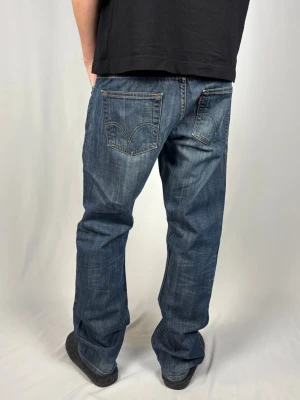 Levi's 506 Standard - Levi's Jeans | Modell: 506 Standard | Skick 9/10 mycket bra | Nypris ca 2500kr | Mitt pris 999kr | Size: 33/32 | Modellen är 182cm och väger 67kg | Midja: 43cm | Ytterbenslängd: 105cm | Benöppning: 22cm | Lår: 30cm | Kom gärna pm vid frågor eller funderingar |