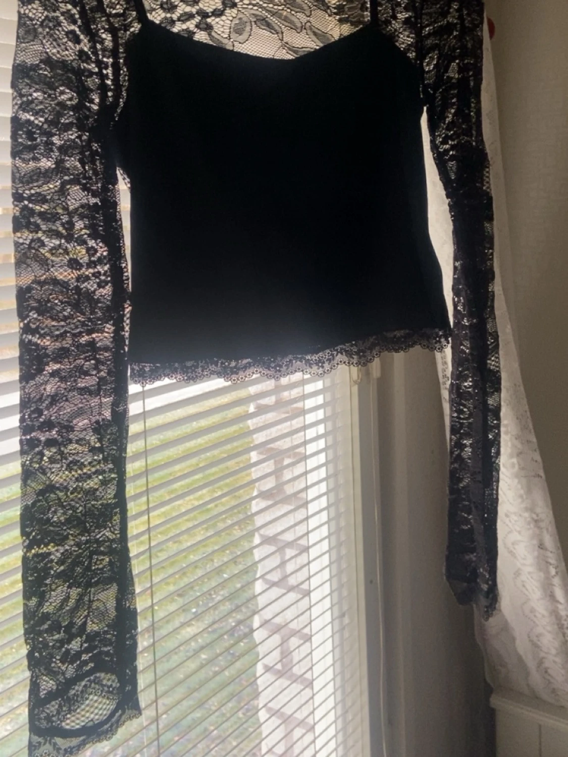 Svart spetsblus med lång ärm - 1