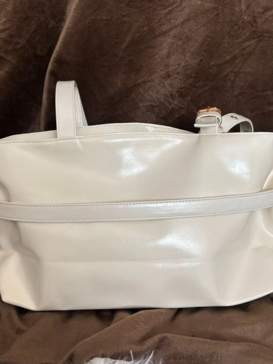 Vit handväska med bältesdetalj - 1