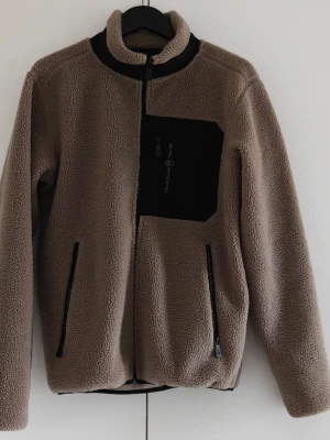 Sail Raicing Fleece jacka - Köpte denna för ca 1 år sedan men har inte blivit använd, är inte min stil. Den är i helt nyskick. Kostade 1500kr när jag köpte den. Storlek Medium. Priset går att diskutera.