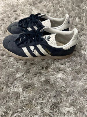 Adidas Gazelle  - Säljer ett par Adidas Gazelle. Används några gånger